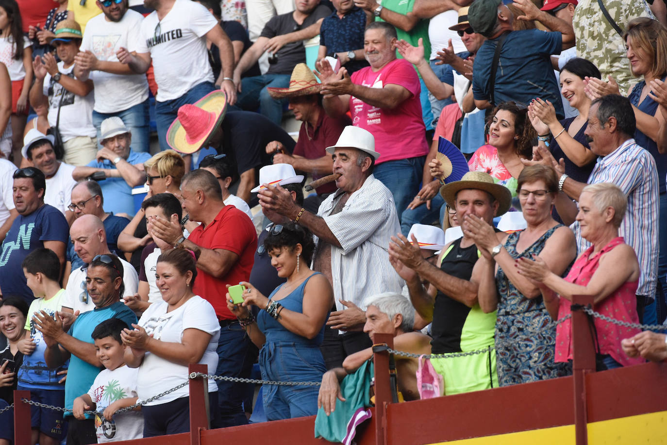 Perera dio una gran tarde de toros y se llevó cuatro orejas; Ponce y Ureña pasearon dos por coleta.