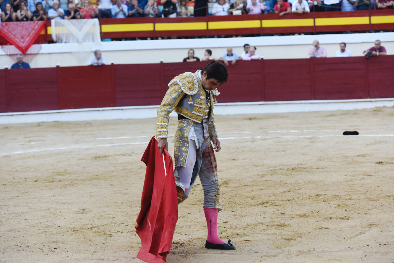 Perera dio una gran tarde de toros y se llevó cuatro orejas; Ponce y Ureña pasearon dos por coleta.