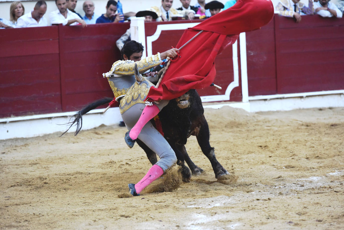 Perera dio una gran tarde de toros y se llevó cuatro orejas; Ponce y Ureña pasearon dos por coleta.