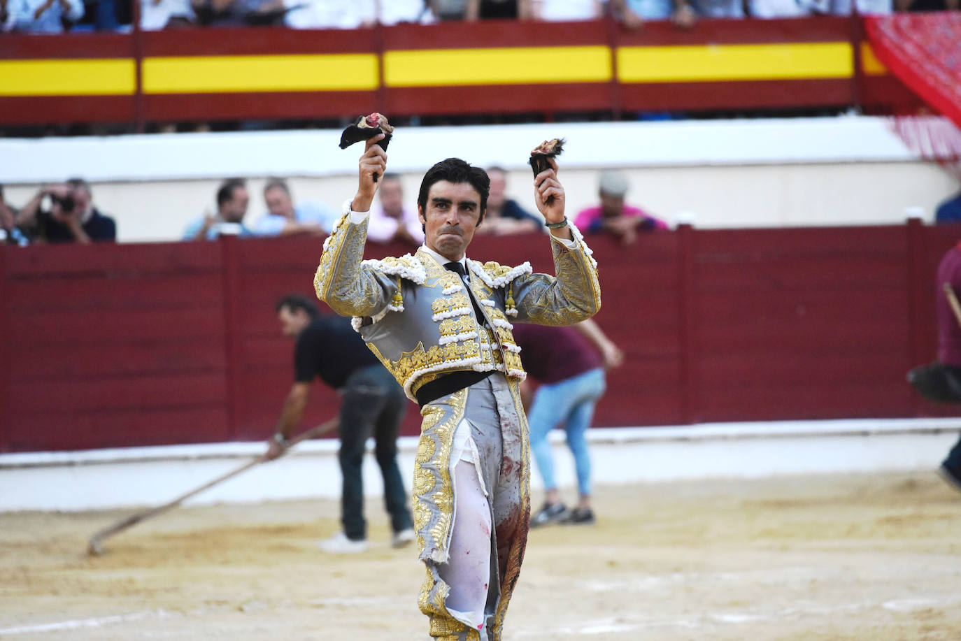 Perera dio una gran tarde de toros y se llevó cuatro orejas; Ponce y Ureña pasearon dos por coleta.