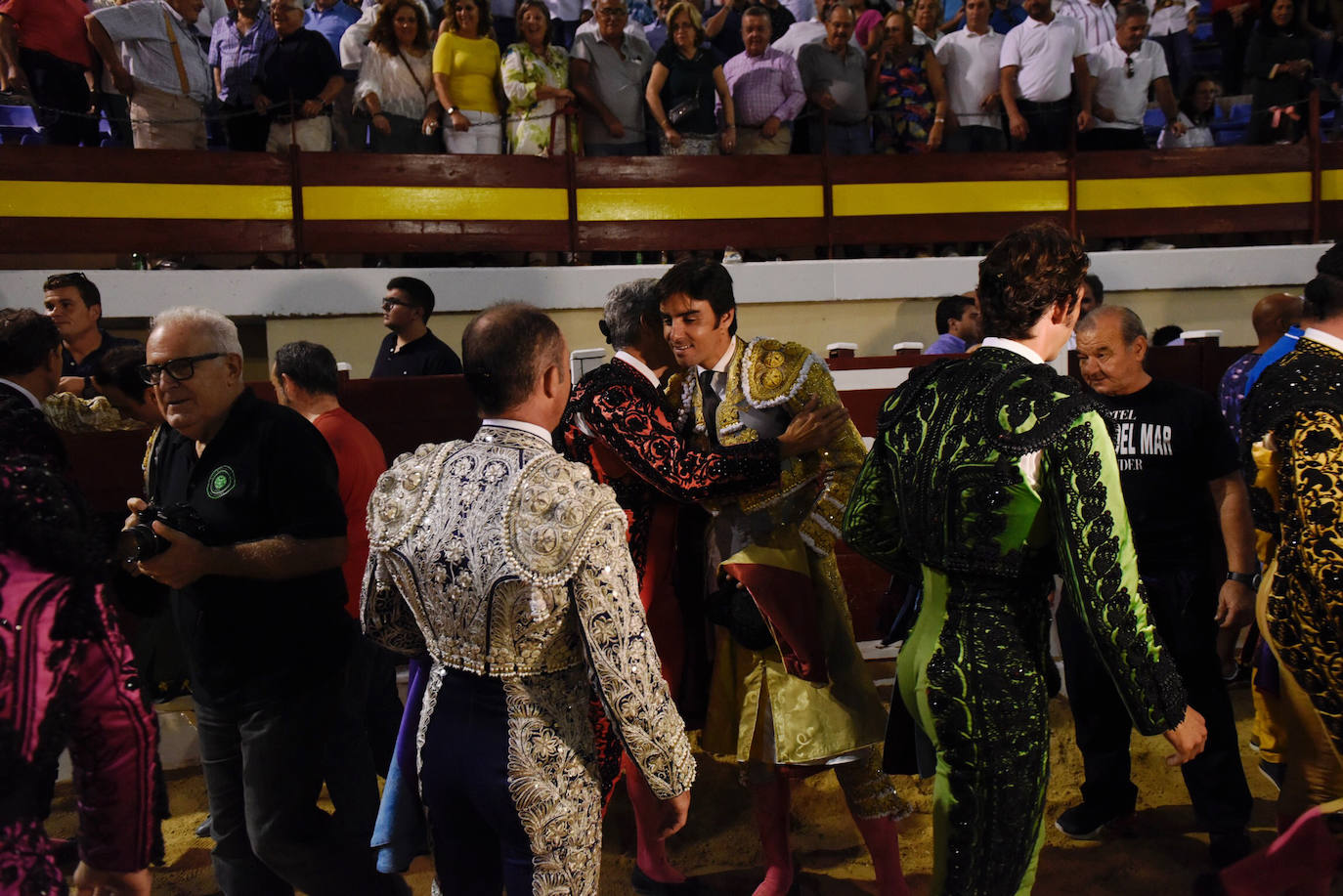 Perera dio una gran tarde de toros y se llevó cuatro orejas; Ponce y Ureña pasearon dos por coleta.