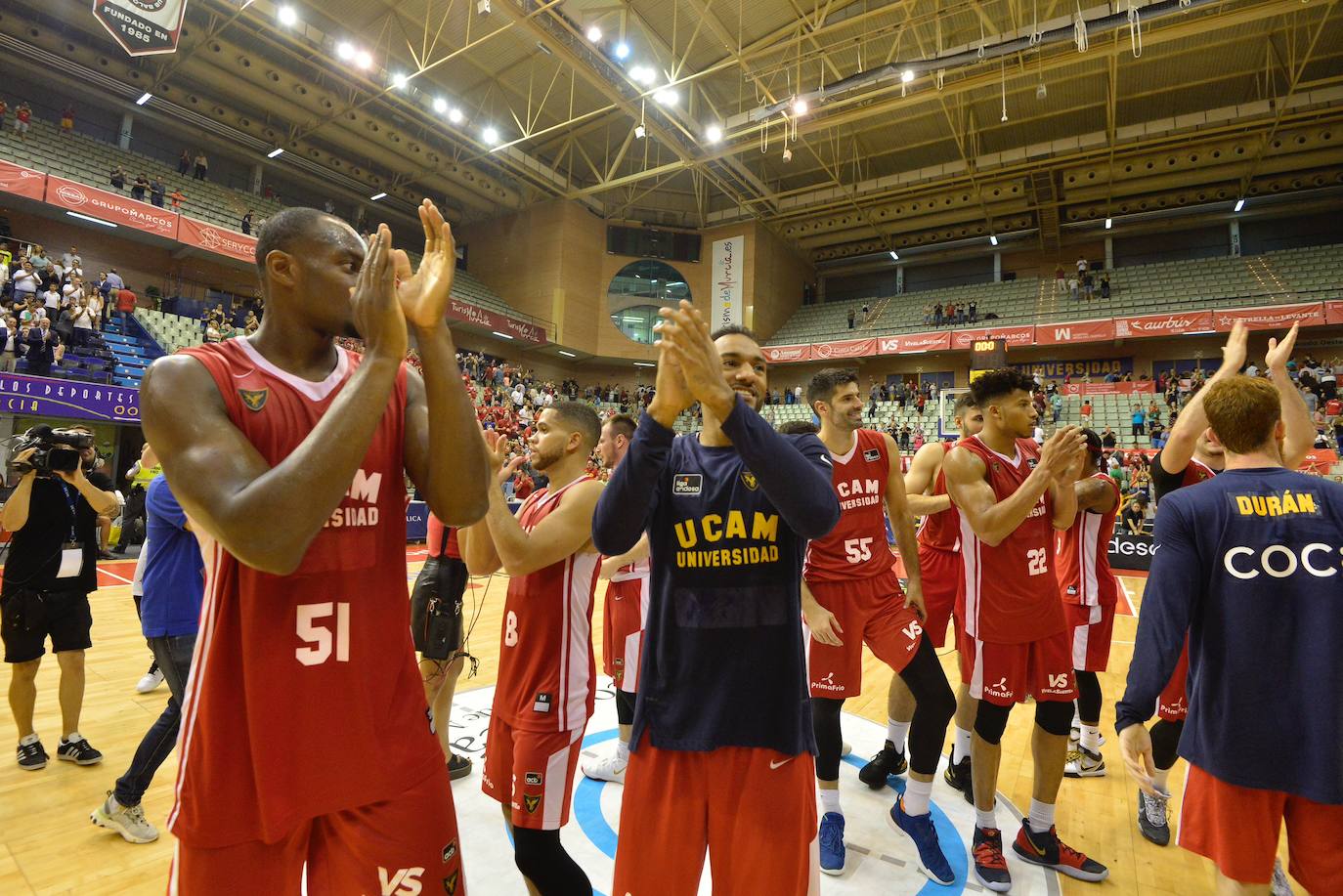 El equipo murciano jugó a tirones todo el partido, pero se llevó la primera con exhibición de su estrella en el cierre y alto nivel del dúo griego.