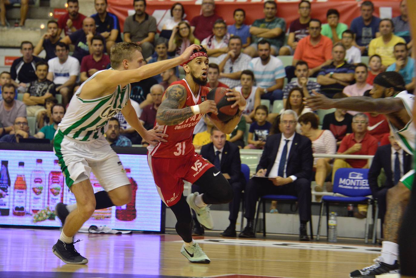 El equipo murciano jugó a tirones todo el partido, pero se llevó la primera con exhibición de su estrella en el cierre y alto nivel del dúo griego.