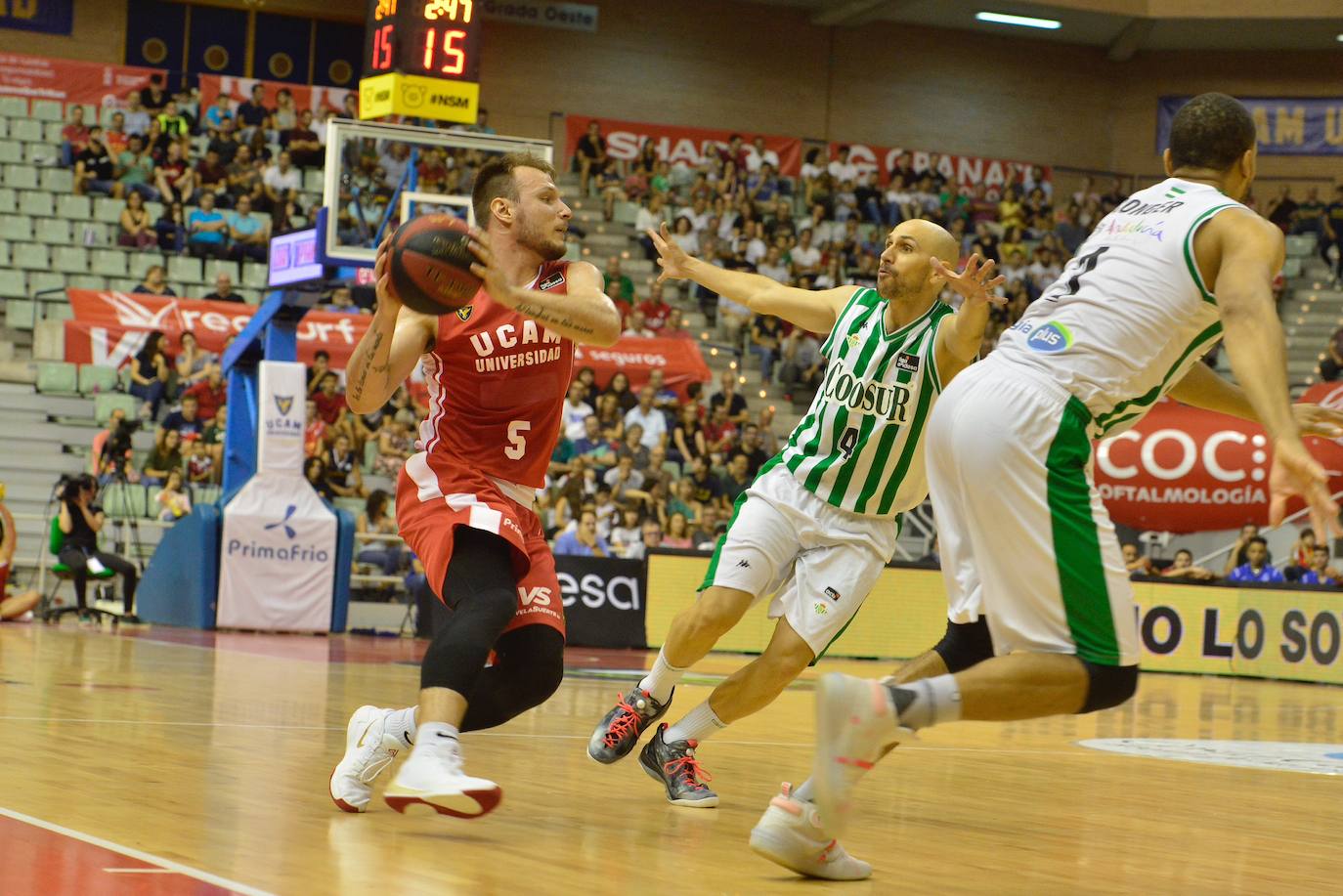 El equipo murciano jugó a tirones todo el partido, pero se llevó la primera con exhibición de su estrella en el cierre y alto nivel del dúo griego.