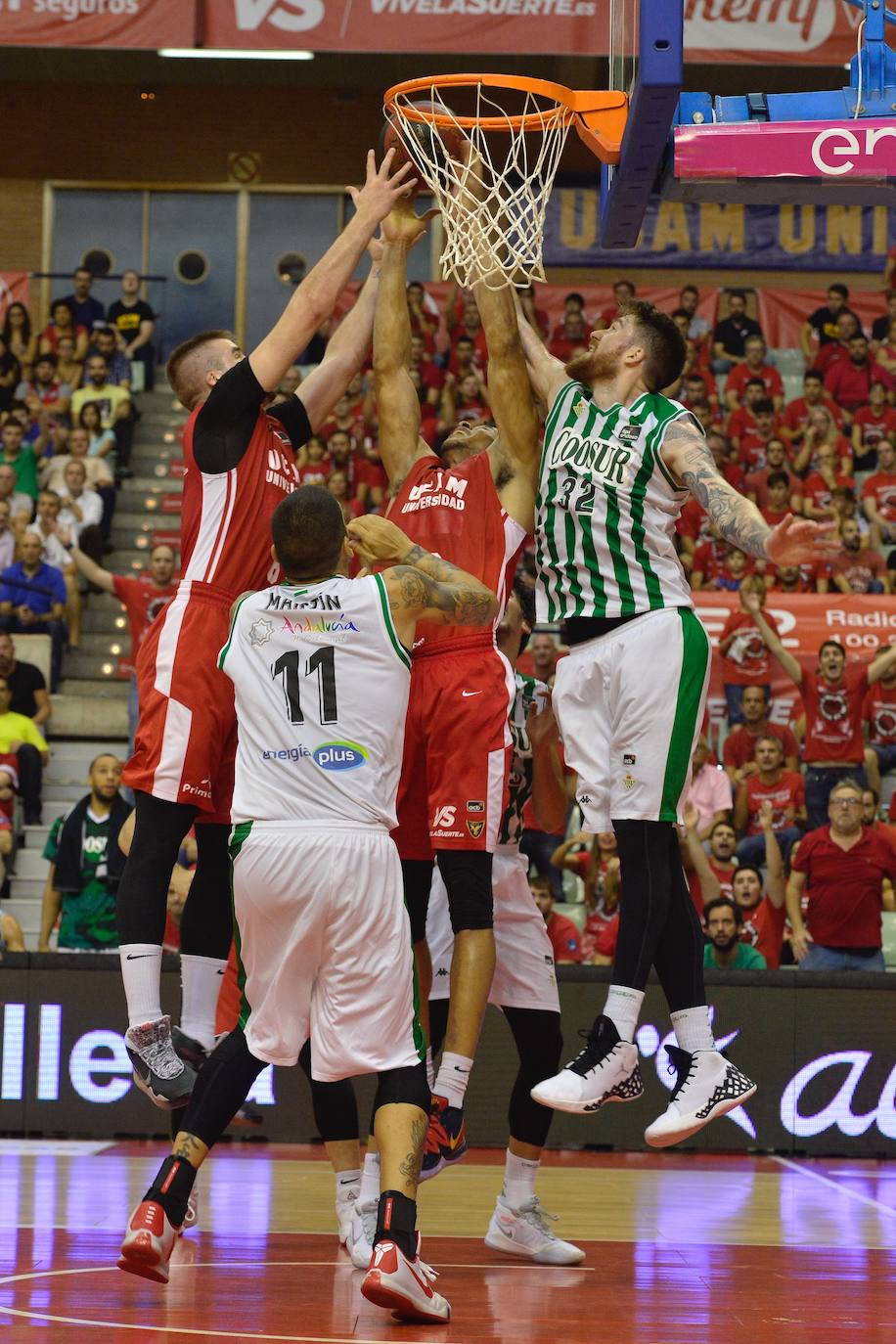 El equipo murciano jugó a tirones todo el partido, pero se llevó la primera con exhibición de su estrella en el cierre y alto nivel del dúo griego.