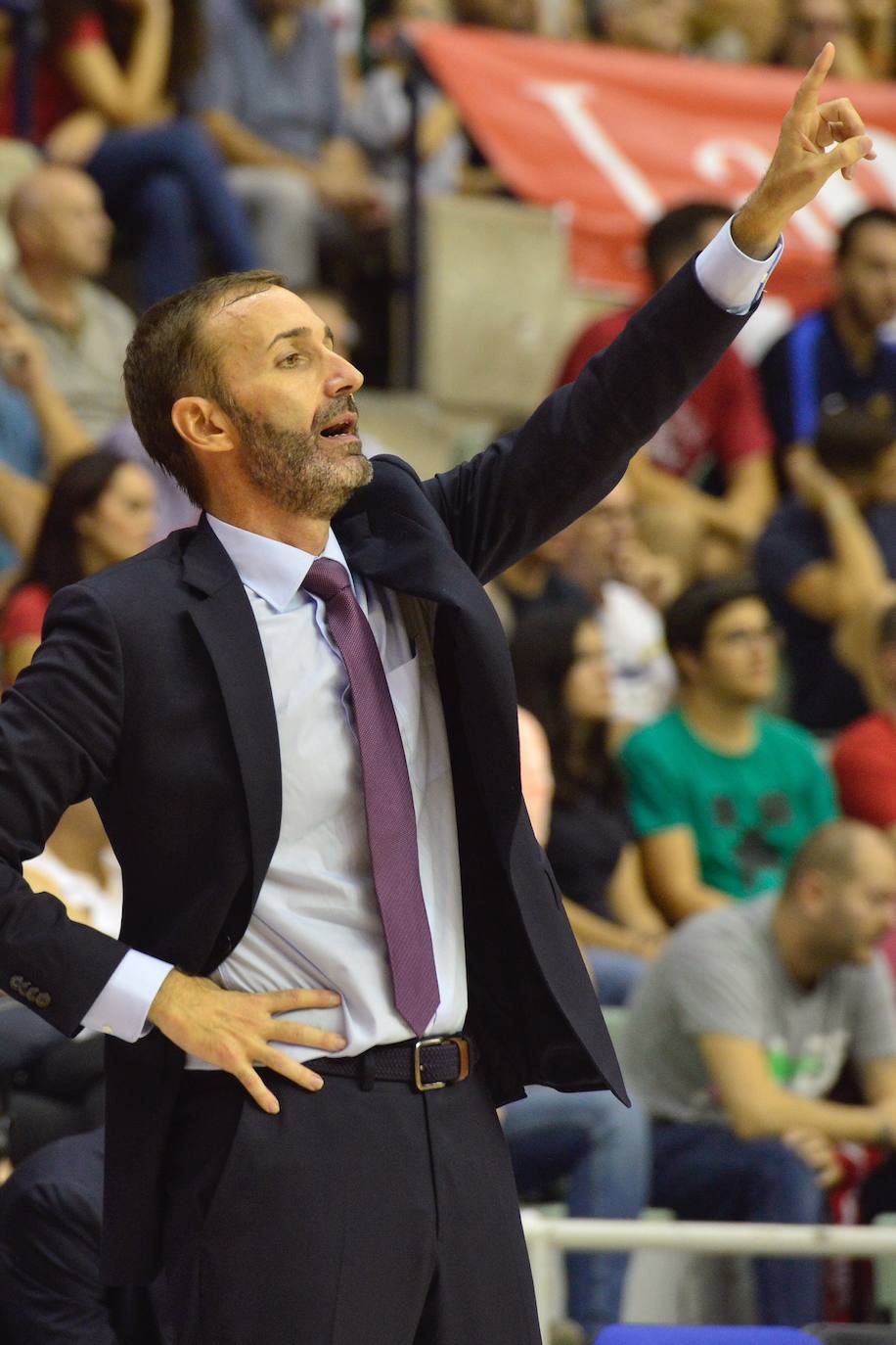 El equipo murciano jugó a tirones todo el partido, pero se llevó la primera con exhibición de su estrella en el cierre y alto nivel del dúo griego.