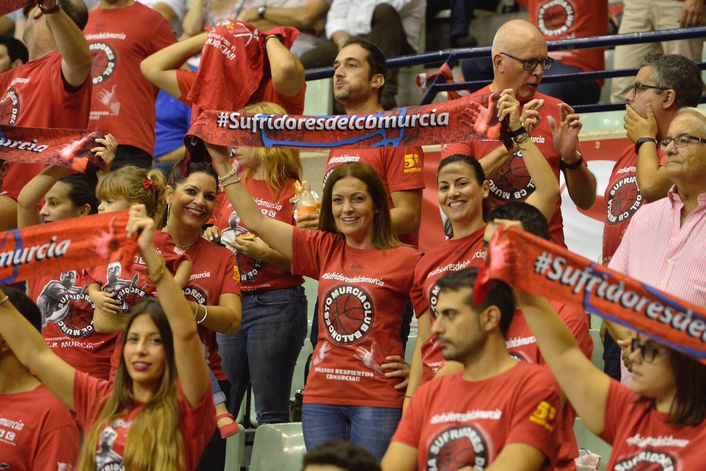 El equipo murciano jugó a tirones todo el partido, pero se llevó la primera con exhibición de su estrella en el cierre y alto nivel del dúo griego.