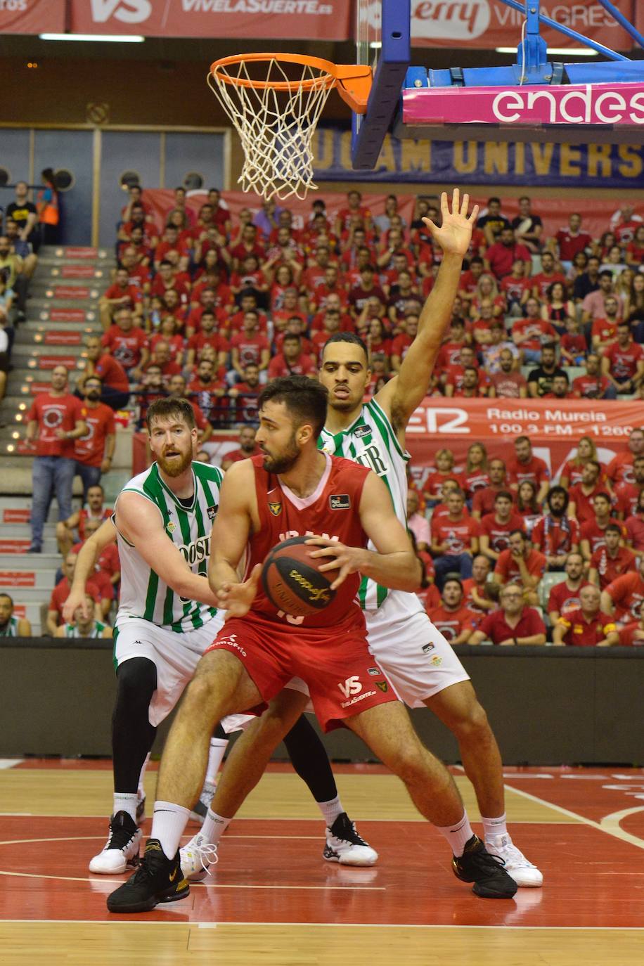 El equipo murciano jugó a tirones todo el partido, pero se llevó la primera con exhibición de su estrella en el cierre y alto nivel del dúo griego.