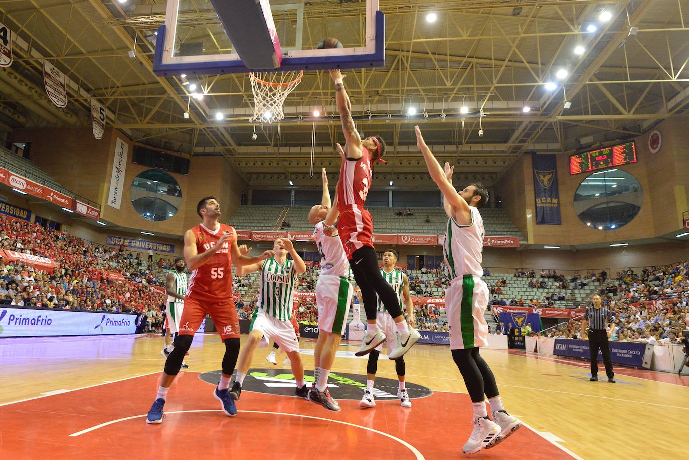 El equipo murciano jugó a tirones todo el partido, pero se llevó la primera con exhibición de su estrella en el cierre y alto nivel del dúo griego.
