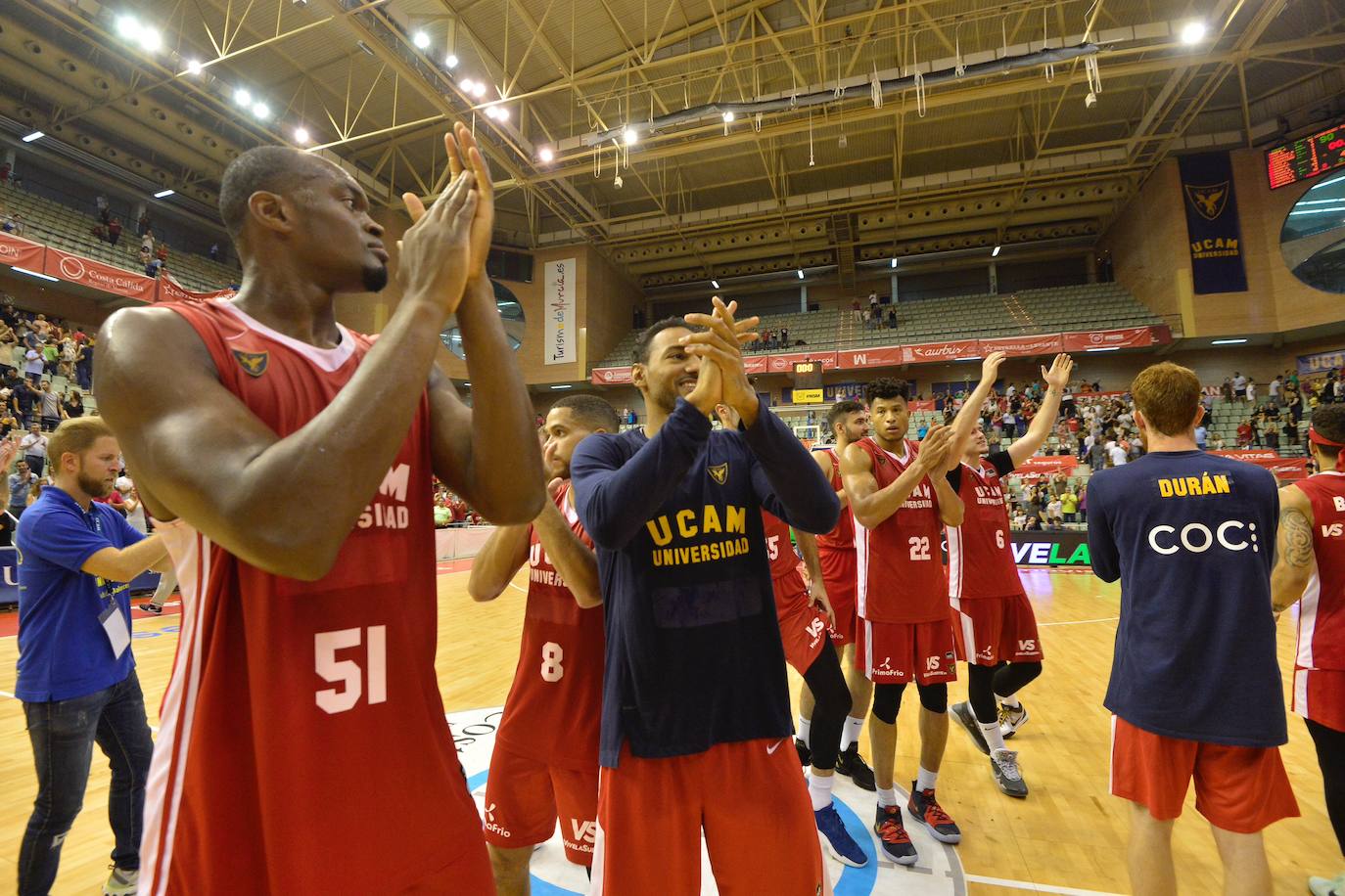 El equipo murciano jugó a tirones todo el partido, pero se llevó la primera con exhibición de su estrella en el cierre y alto nivel del dúo griego.