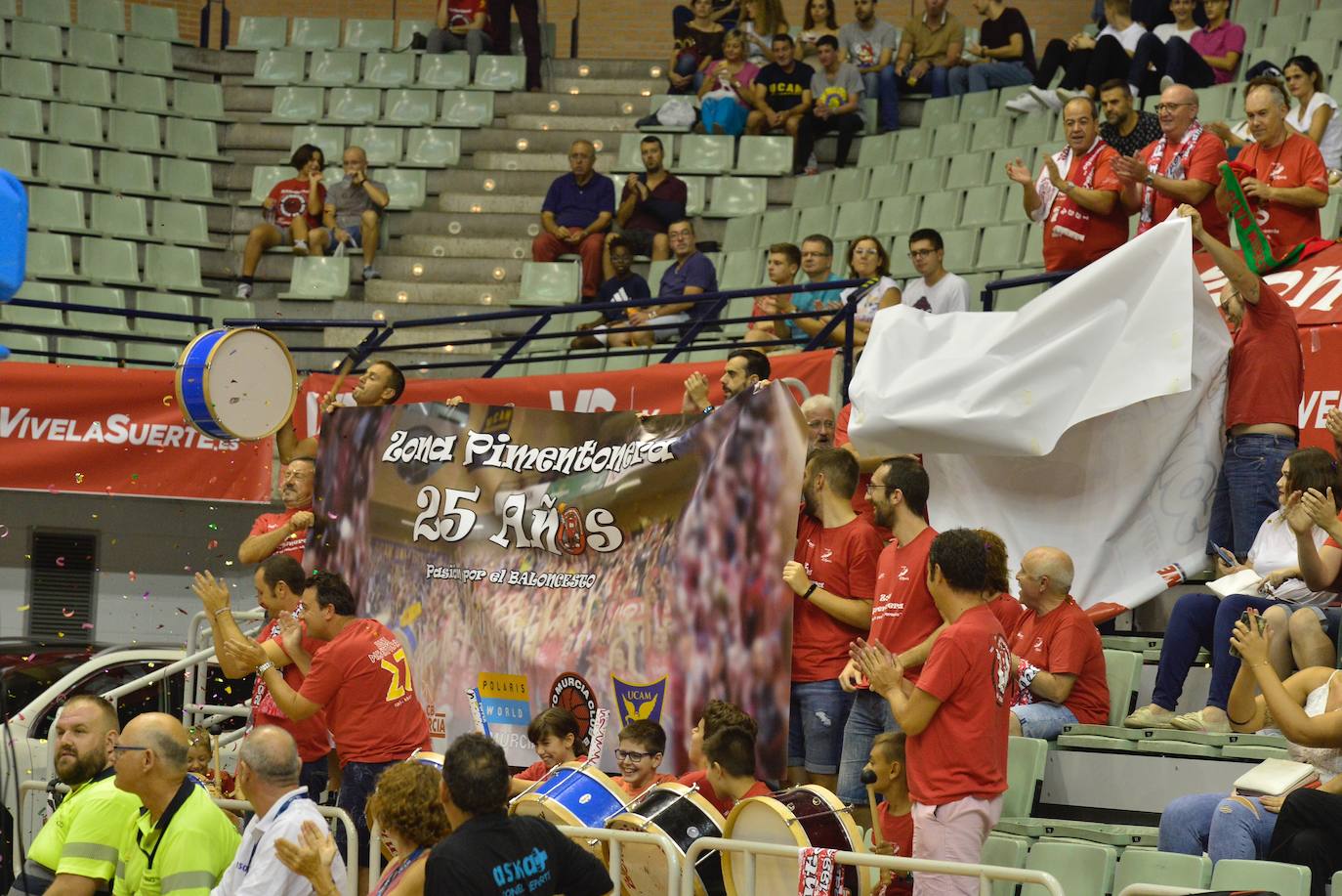 El equipo murciano jugó a tirones todo el partido, pero se llevó la primera con exhibición de su estrella en el cierre y alto nivel del dúo griego.