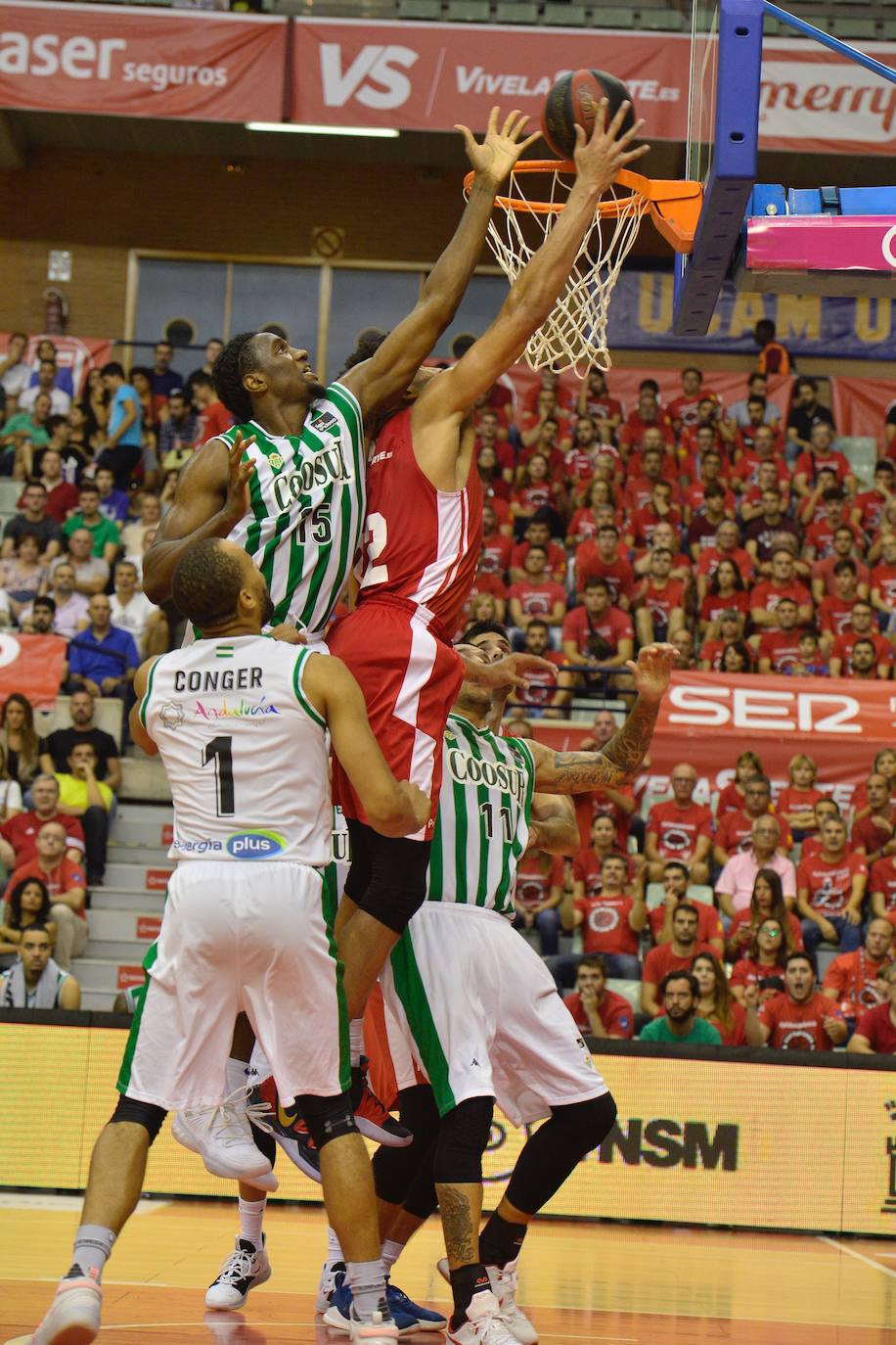 El equipo murciano jugó a tirones todo el partido, pero se llevó la primera con exhibición de su estrella en el cierre y alto nivel del dúo griego.