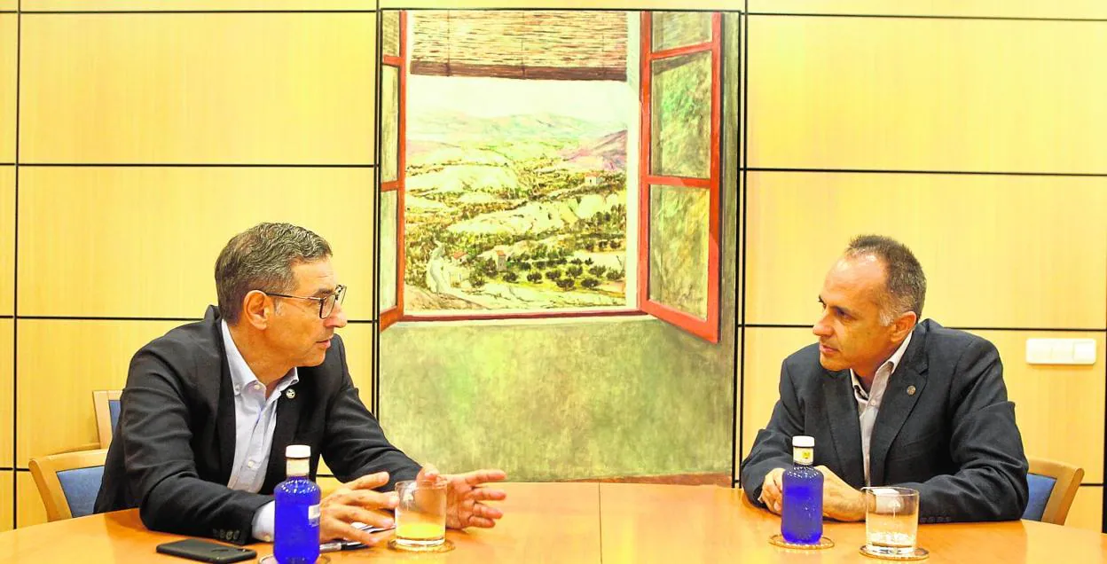 El rector de la Universidad de Murcia, José Luján; y el rector de la UPCT, Alejandro Díaz Morcillo, en la sede del periódico 'La Verdad'.