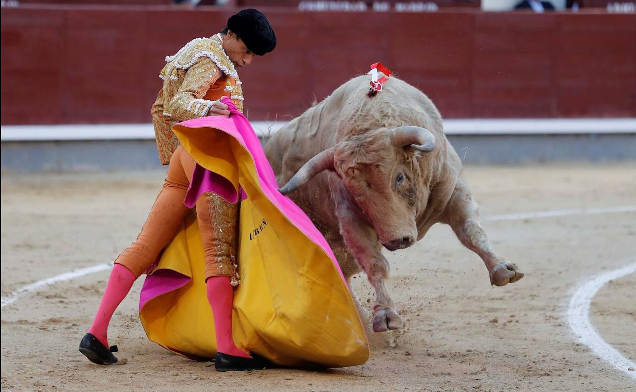 Paco Ureña recibe con el capote a uno de los tres toros que le tocaron en suerte.
