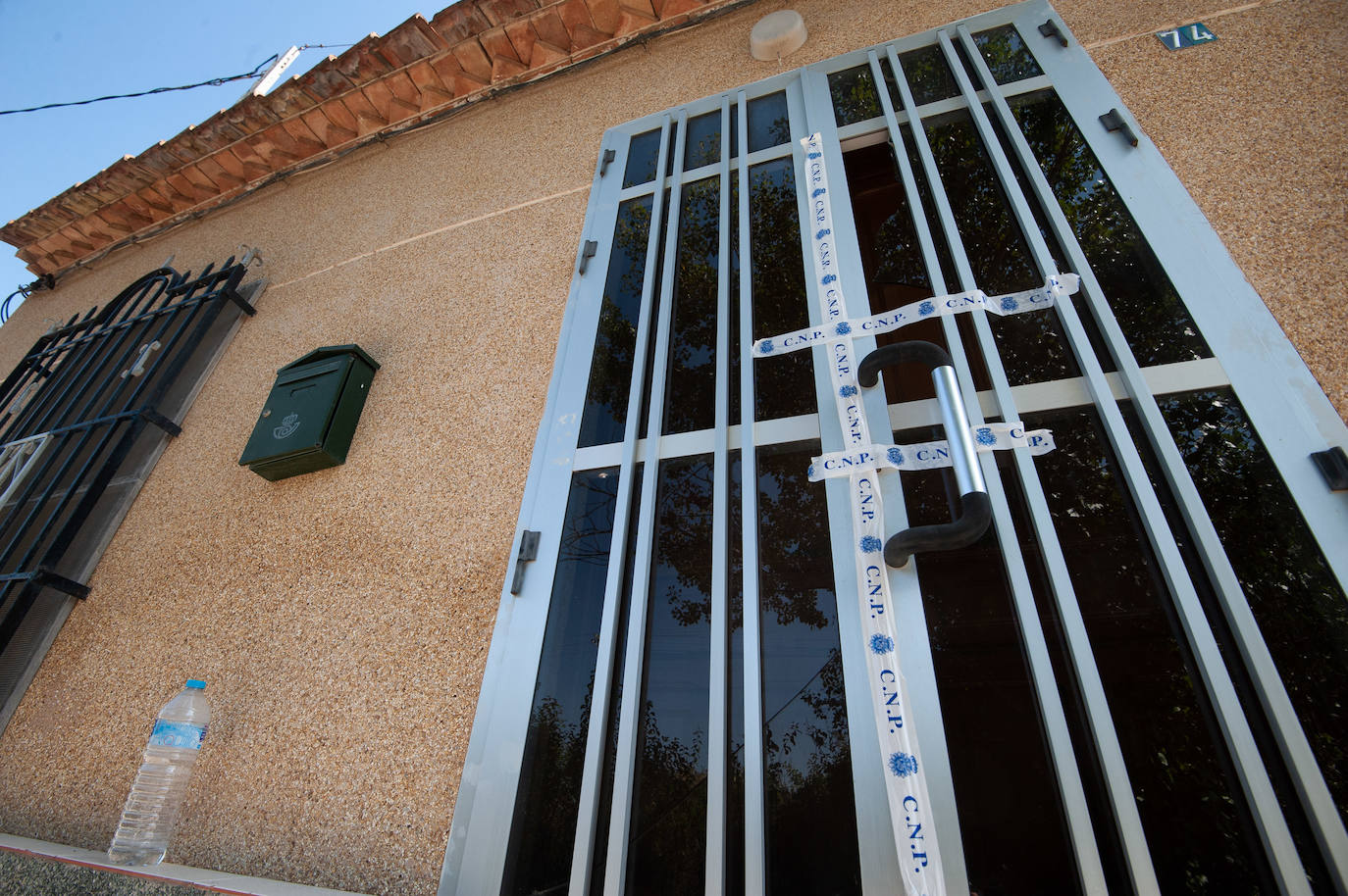 La Policía ha detenido al supuesto autor y a su pareja mientras investiga las circunstancias de la muerte. El sospechoso, un joven de 26 años, habría guardado silencio durante varios días a pesar de que en la zona se echaba de menos a su progenitor