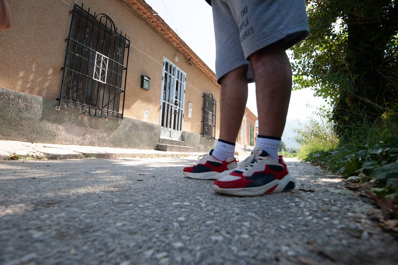 La Policía ha detenido al supuesto autor y a su pareja mientras investiga las circunstancias de la muerte. El sospechoso, un joven de 26 años, habría guardado silencio durante varios días a pesar de que en la zona se echaba de menos a su progenitor
