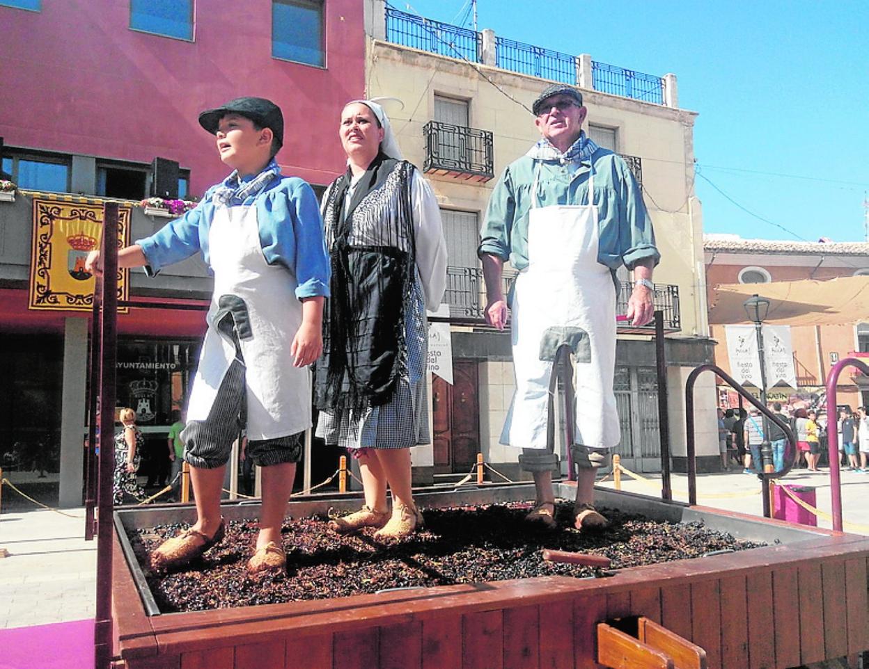 El momento de la pisada de la uva, ayer. 