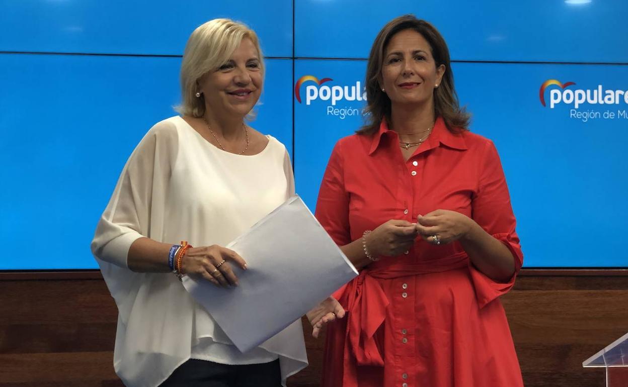La diputada nacional del la formación popular, Isabel Borrego (der.) y la senadora, Violante Tomás (izq.).