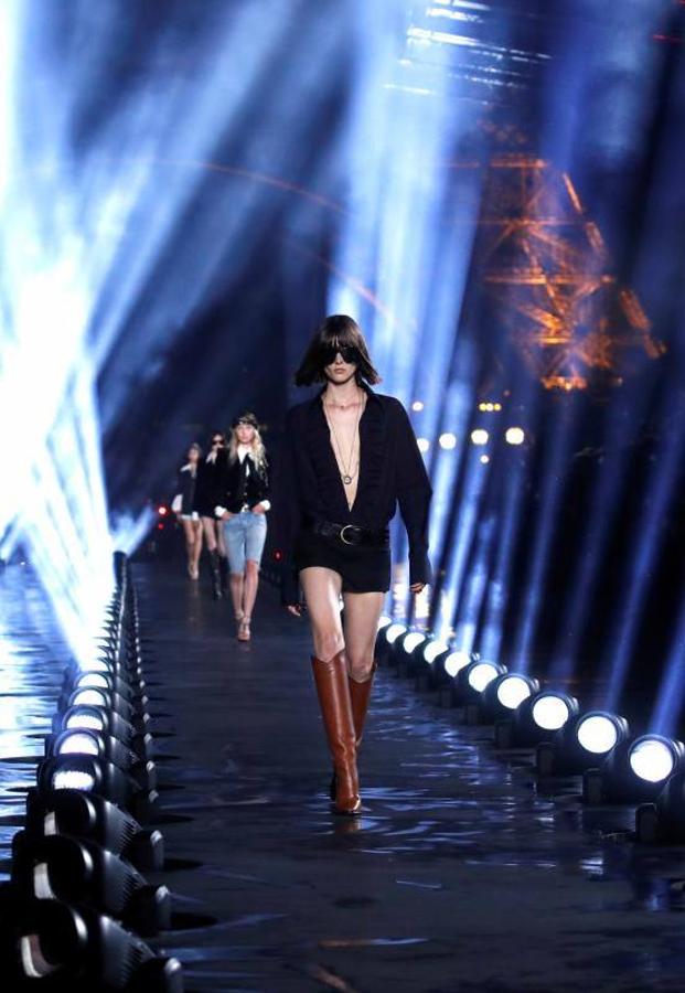 A los pies de la Torre Eiffel Yves Saint Laurent presentó su nueva colección Primavera/Verano 2020 en París