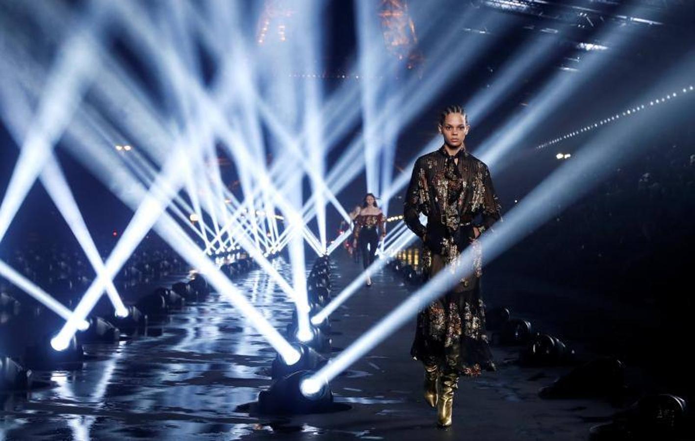 A los pies de la Torre Eiffel Yves Saint Laurent presentó su nueva colección Primavera/Verano 2020 en París