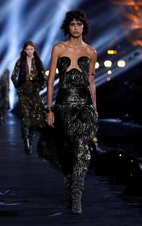 A los pies de la Torre Eiffel Yves Saint Laurent presentó su nueva colección Primavera/Verano 2020 en París