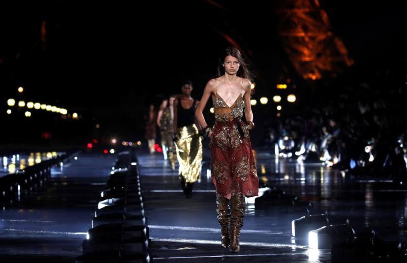 A los pies de la Torre Eiffel Yves Saint Laurent presentó su nueva colección Primavera/Verano 2020 en París