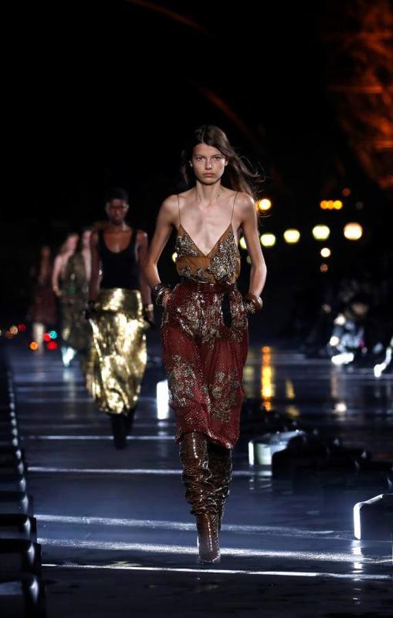 A los pies de la Torre Eiffel Yves Saint Laurent presentó su nueva colección Primavera/Verano 2020 en París