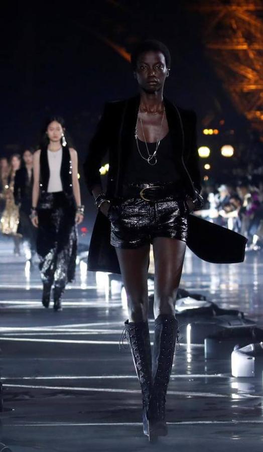 A los pies de la Torre Eiffel Yves Saint Laurent presentó su nueva colección Primavera/Verano 2020 en París