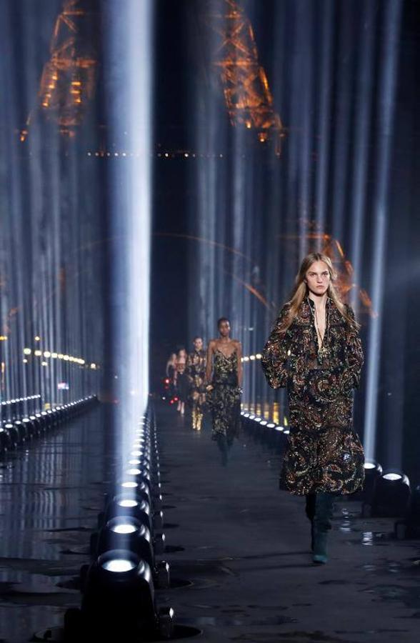 A los pies de la Torre Eiffel Yves Saint Laurent presentó su nueva colección Primavera/Verano 2020 en París