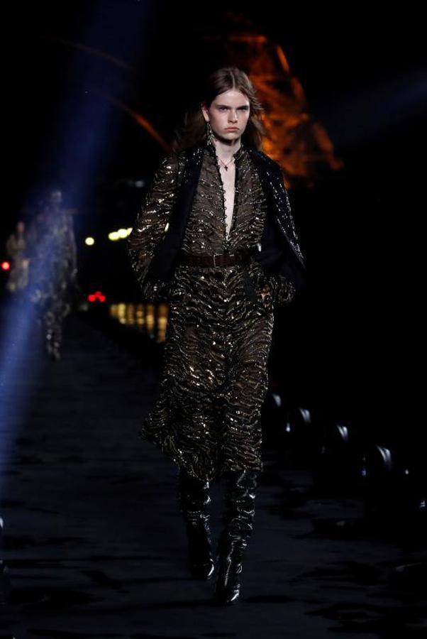 A los pies de la Torre Eiffel Yves Saint Laurent presentó su nueva colección Primavera/Verano 2020 en París