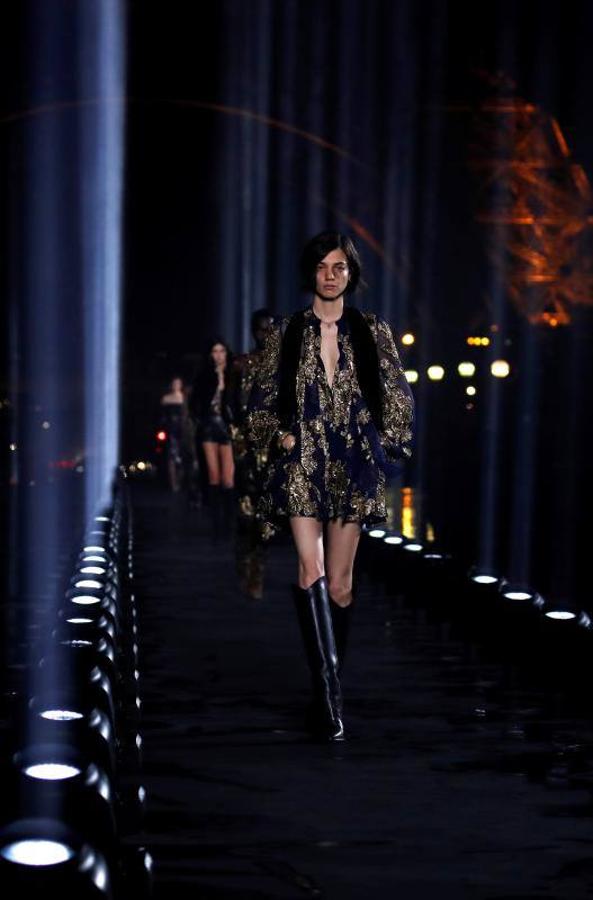 A los pies de la Torre Eiffel Yves Saint Laurent presentó su nueva colección Primavera/Verano 2020 en París