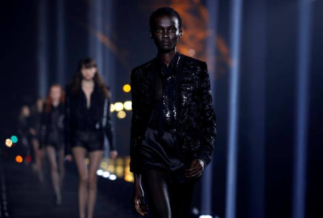 A los pies de la Torre Eiffel Yves Saint Laurent presentó su nueva colección Primavera/Verano 2020 en París