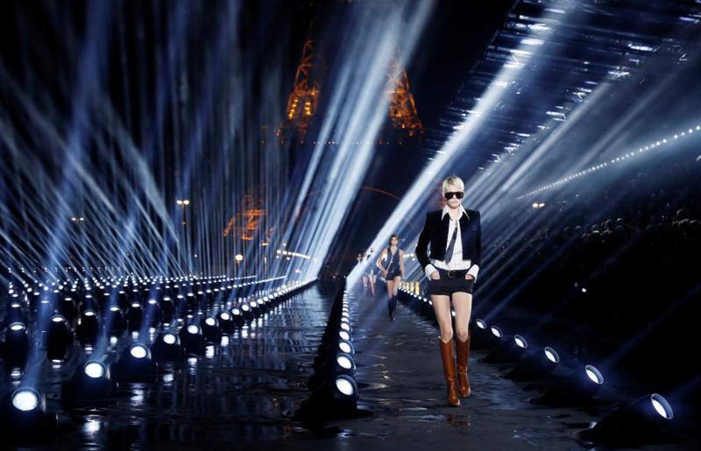 A los pies de la Torre Eiffel Yves Saint Laurent presentó su nueva colección Primavera/Verano 2020 en París
