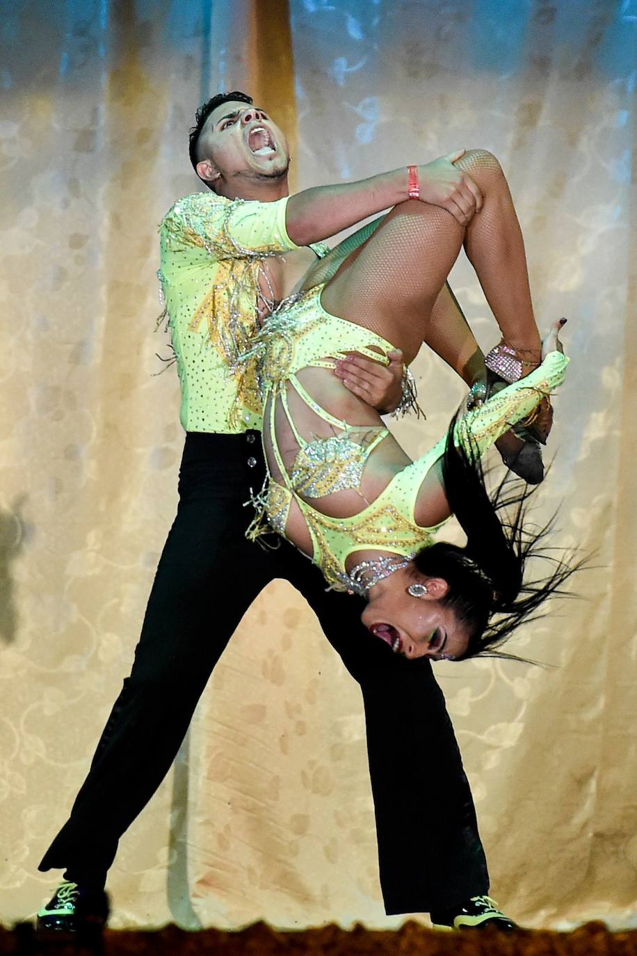 Varios grupos y parejas compiten en el Festival Mundial de Salsa, celebrado en Cali, Colombia.