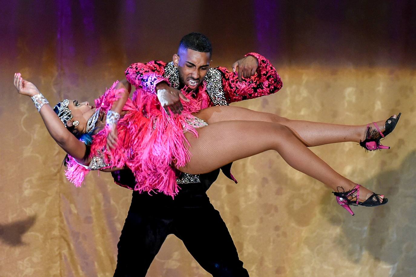 Varios grupos y parejas compiten en el Festival Mundial de Salsa, celebrado en Cali, Colombia.