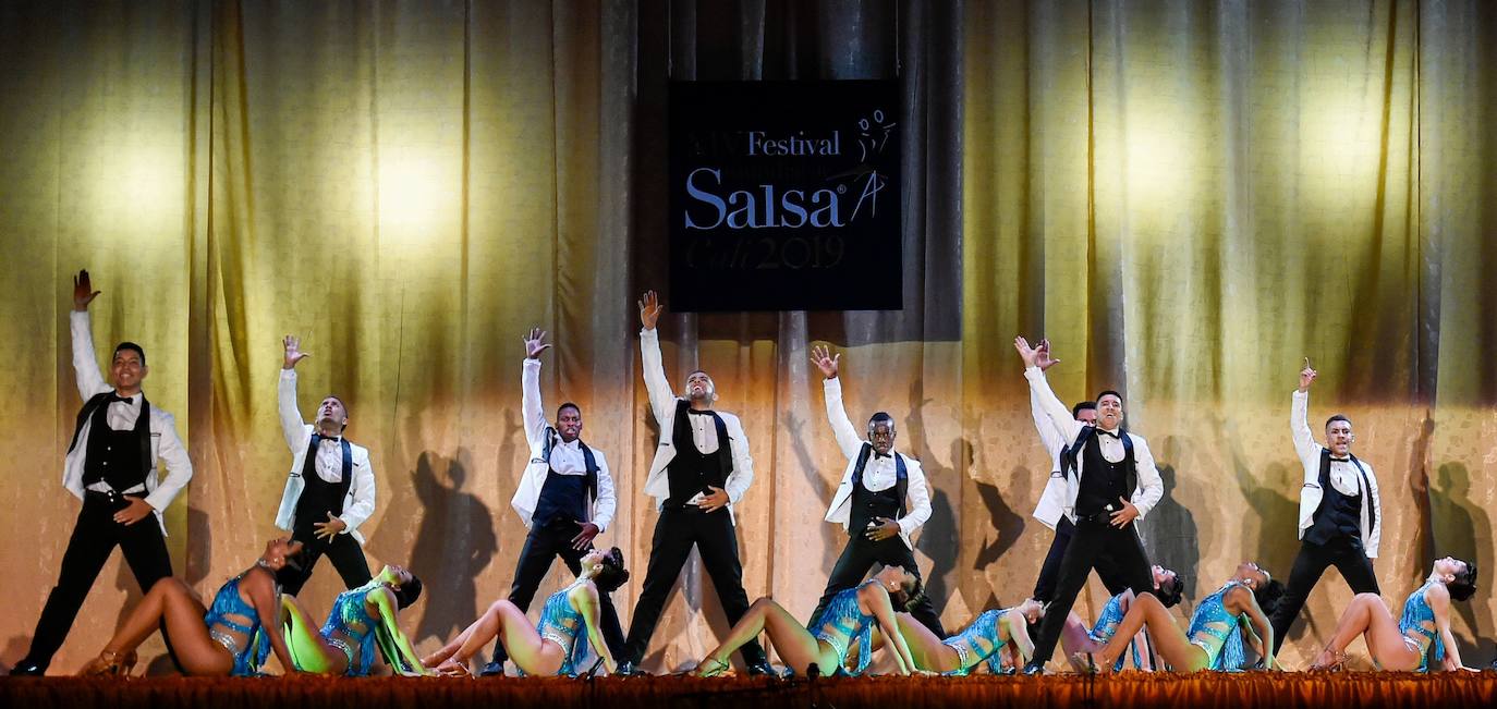 Varios grupos y parejas compiten en el Festival Mundial de Salsa, celebrado en Cali, Colombia.