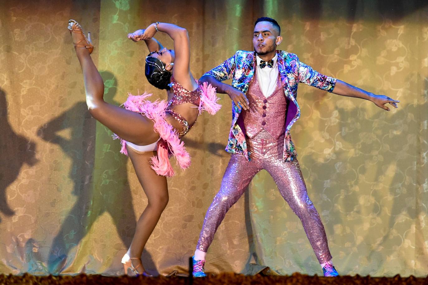 Varios grupos y parejas compiten en el Festival Mundial de Salsa, celebrado en Cali, Colombia.