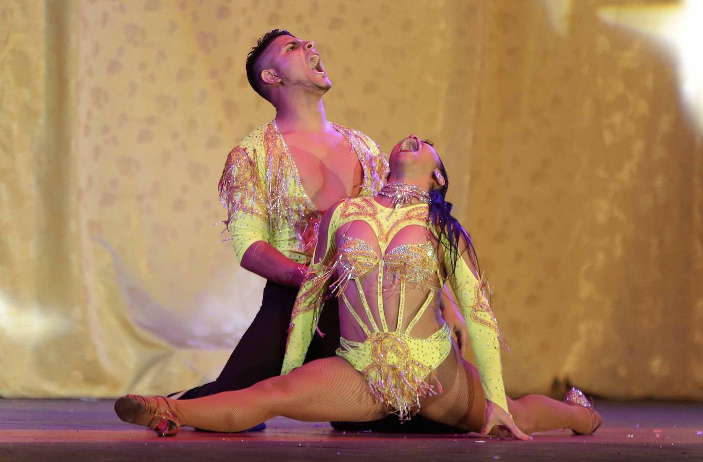 Varios grupos y parejas compiten en el Festival Mundial de Salsa, celebrado en Cali, Colombia.