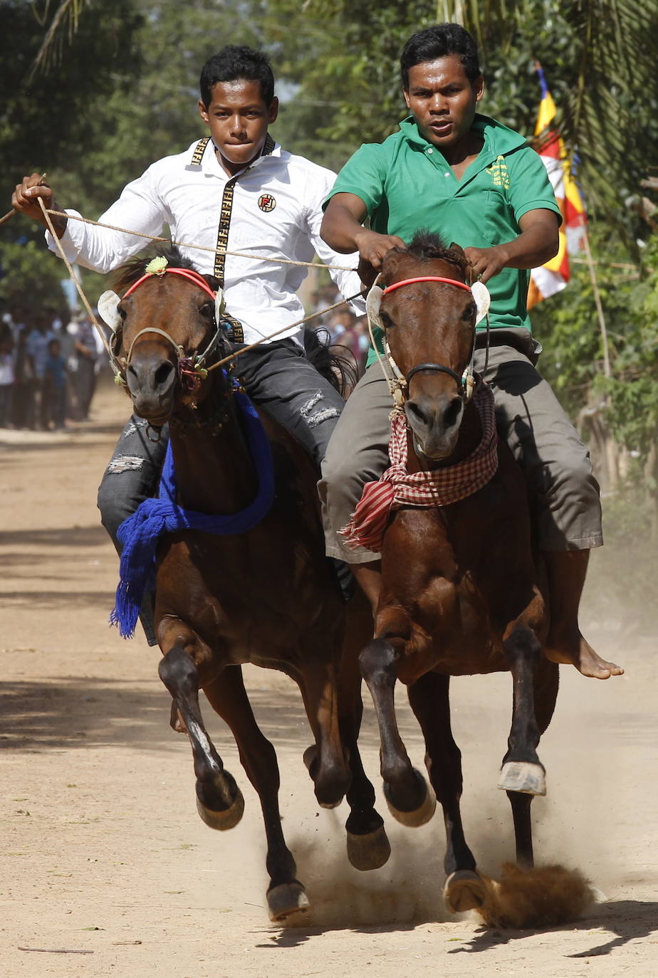 Varias personas participan en peleas y en carreras de búfalos y caballos organizadas con motivo de la culminación de la festividad de «Pchum Ben» o día de los ancestros, en la población de Sithor, Camboya.