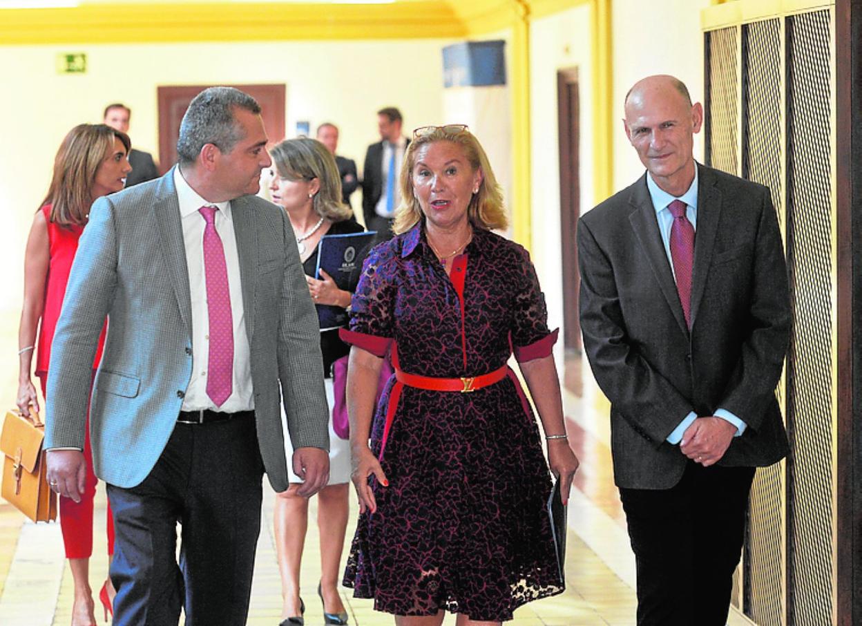 Juan Conesa, Josefina García y Juan Carlos Izpisua, ayer. 