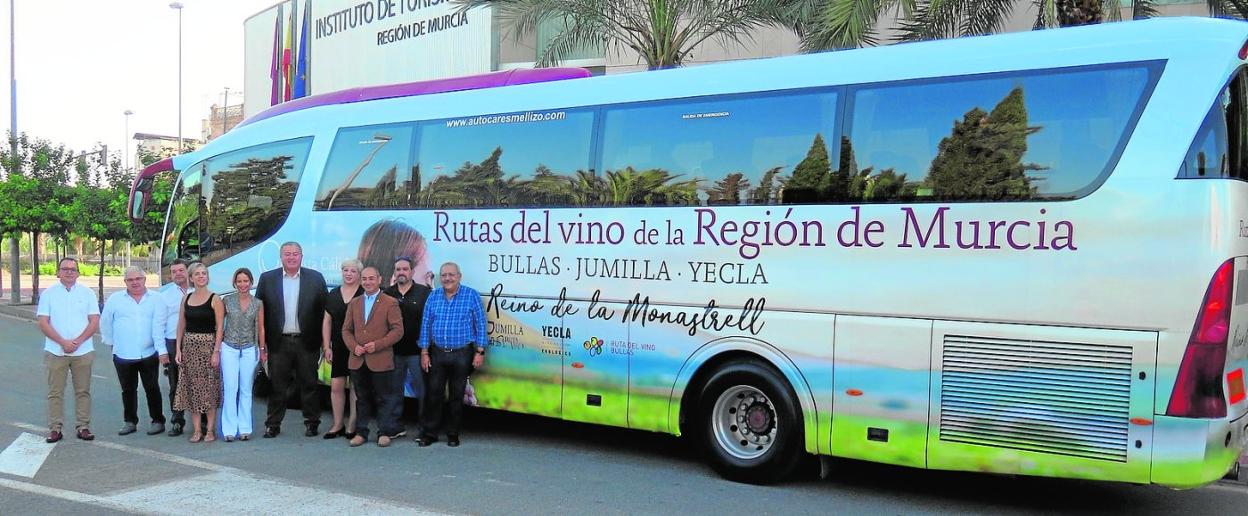 El director de Turismo, Francisco Bernabé, en el centro, con representantes del sector en la presentación del Bus del Vino. 