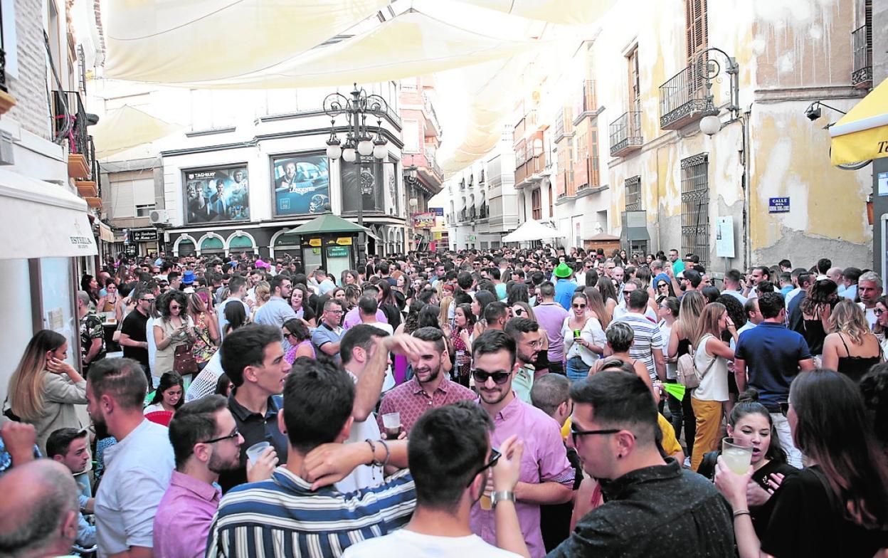 La calle Corredera, abarrotada de público durante la celebración de la Feria de Día. 