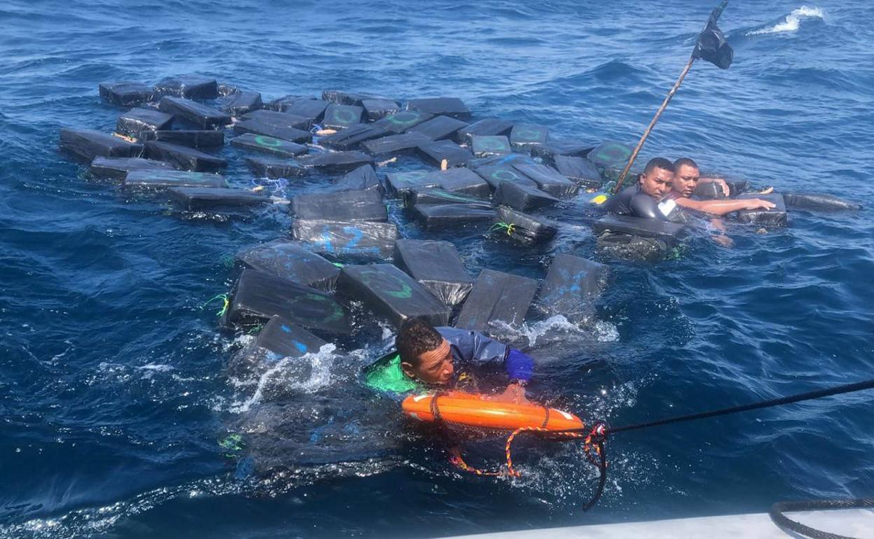 Los narcos-náufragos en el momento de ser rescatados en la costa colombiana del Pacifico.