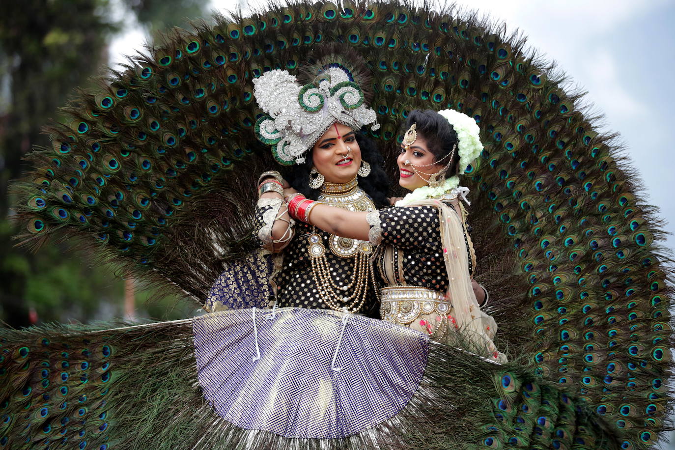 Cientos de fieles y figurantes participan en los coloridos desfiles del festival de Navratri en honor a la diosa hindú Mata Vaishno Davi, en Katra, en la Cachemira india.