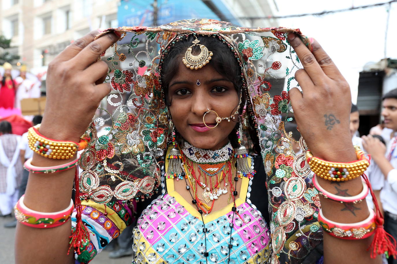 Cientos de fieles y figurantes participan en los coloridos desfiles del festival de Navratri en honor a la diosa hindú Mata Vaishno Davi, en Katra, en la Cachemira india.