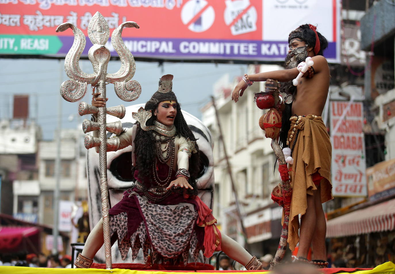 Cientos de fieles y figurantes participan en los coloridos desfiles del festival de Navratri en honor a la diosa hindú Mata Vaishno Davi, en Katra, en la Cachemira india.