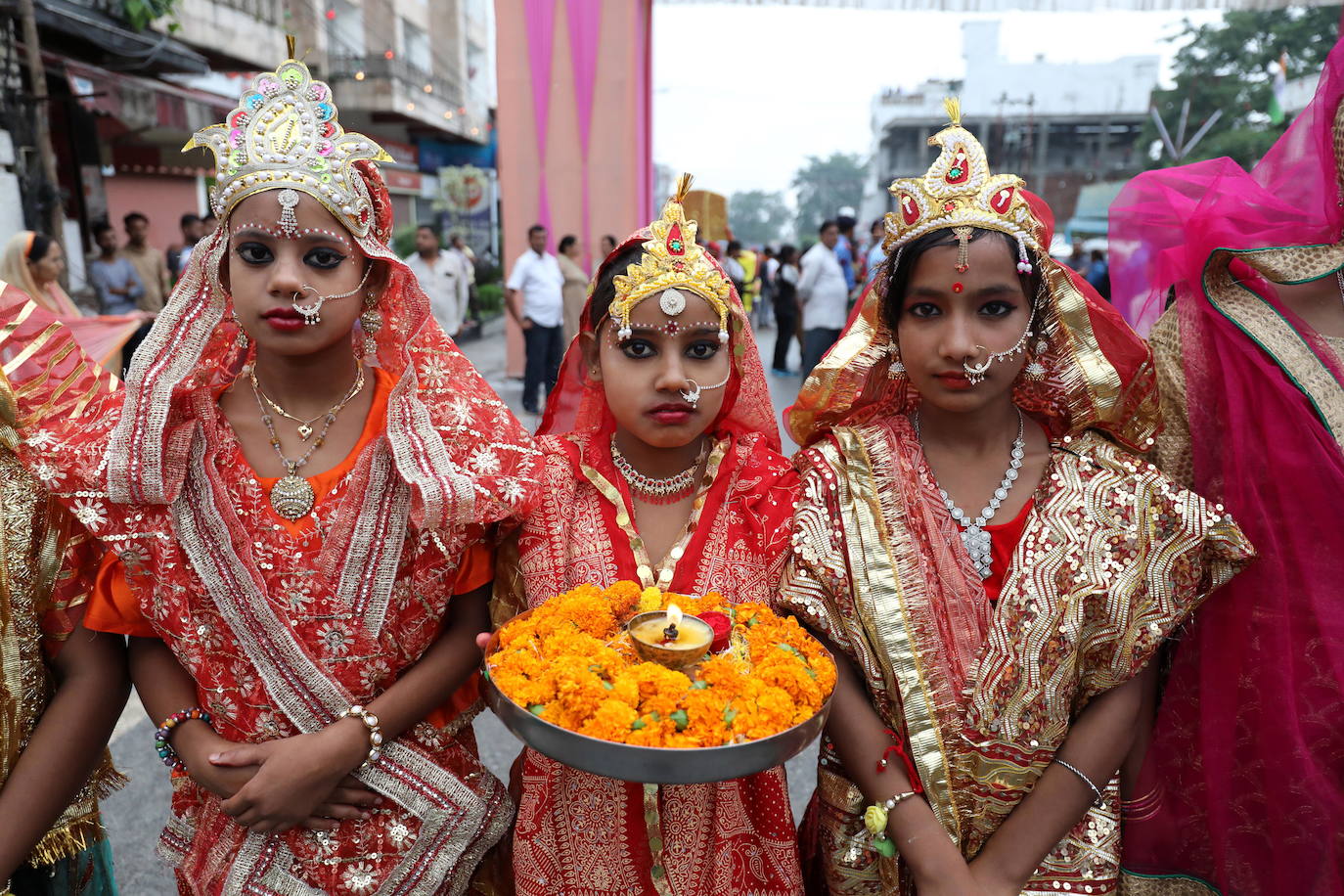 Cientos de fieles y figurantes participan en los coloridos desfiles del festival de Navratri en honor a la diosa hindú Mata Vaishno Davi, en Katra, en la Cachemira india.