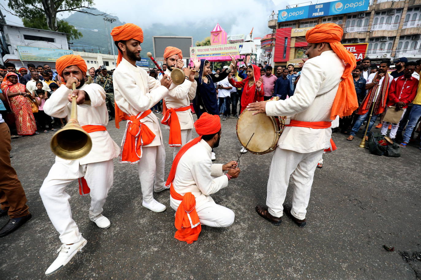 Cientos de fieles y figurantes participan en los coloridos desfiles del festival de Navratri en honor a la diosa hindú Mata Vaishno Davi, en Katra, en la Cachemira india.