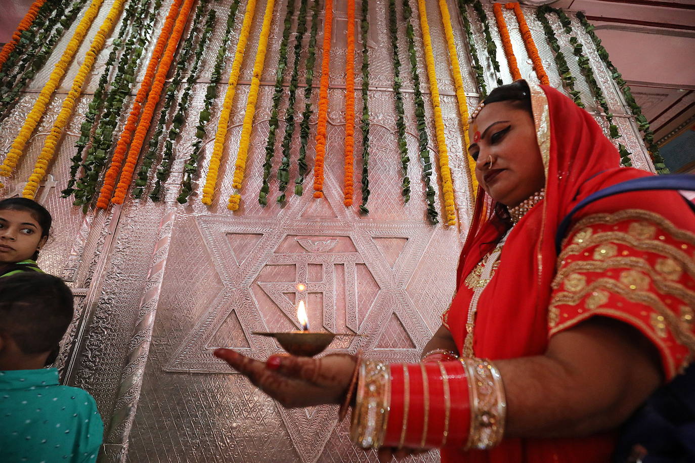 Cientos de fieles y figurantes participan en los coloridos desfiles del festival de Navratri en honor a la diosa hindú Mata Vaishno Davi, en Katra, en la Cachemira india.