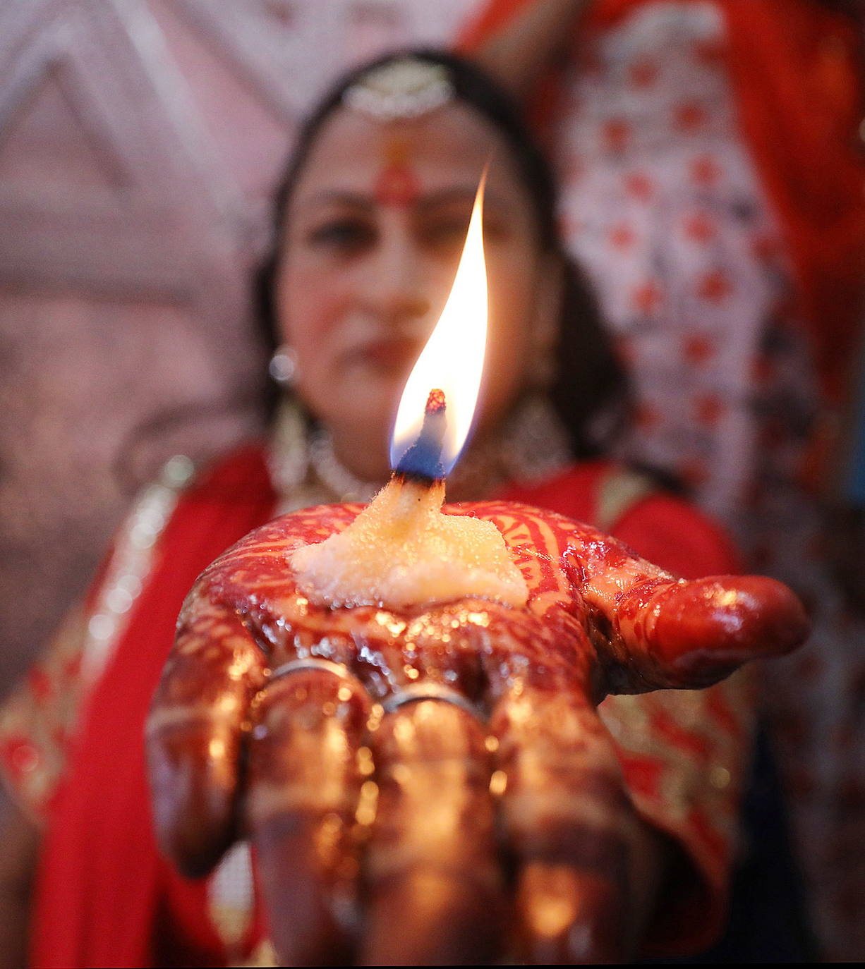 Cientos de fieles y figurantes participan en los coloridos desfiles del festival de Navratri en honor a la diosa hindú Mata Vaishno Davi, en Katra, en la Cachemira india.